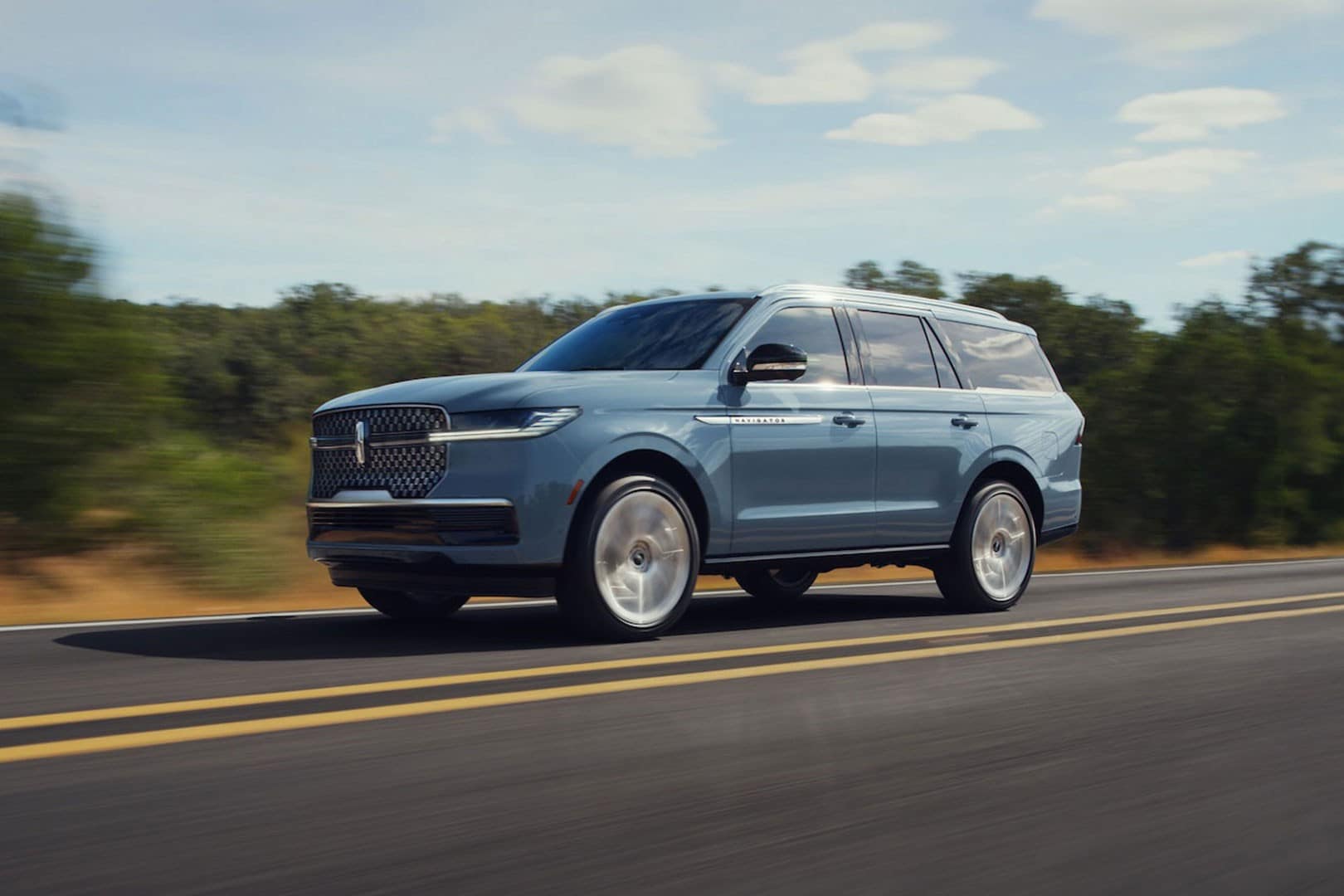 Un Lincoln Navigator 2025 est présenté circulant sur une route.