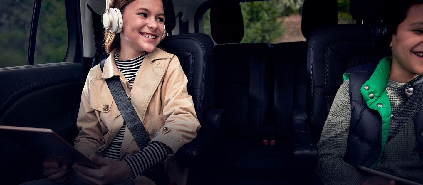 Deux enfants sont confortablement assis dans la deuxième rangée d’un Lincoln Aviator® 2023