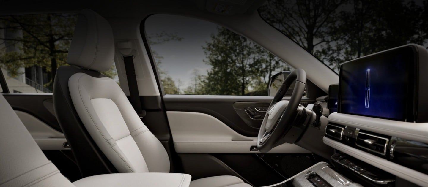 L’intérieur d’un Lincoln Aviator 2025 montre un logo Lincoln Star sur l’écran tactile central