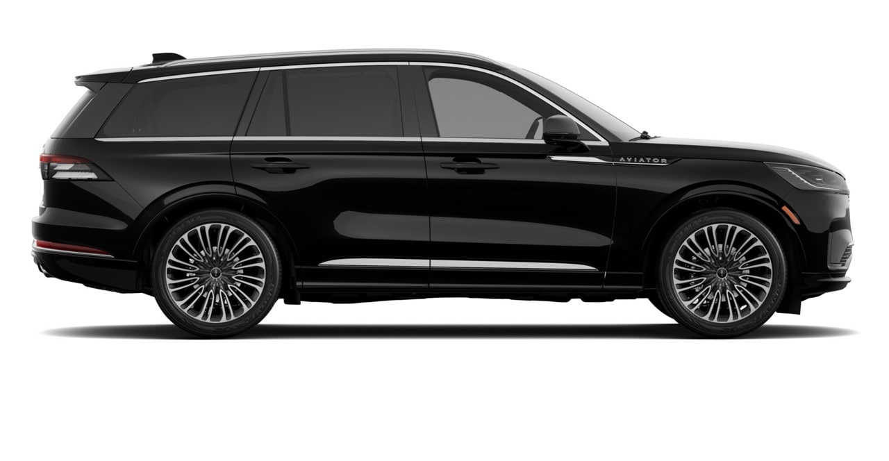 Le Lincoln Aviator 2025 présenté en noir infini