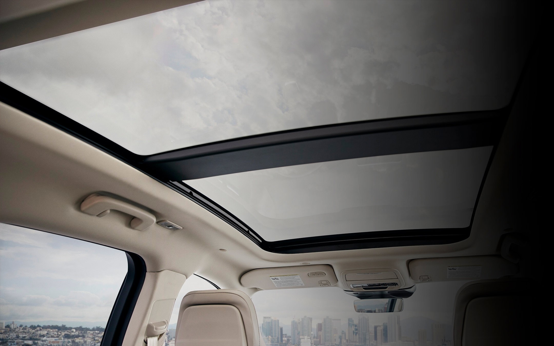 Le toit panoramique Vista® offert en option vu de l’intérieur d’un Lincoln Corsair 2026.