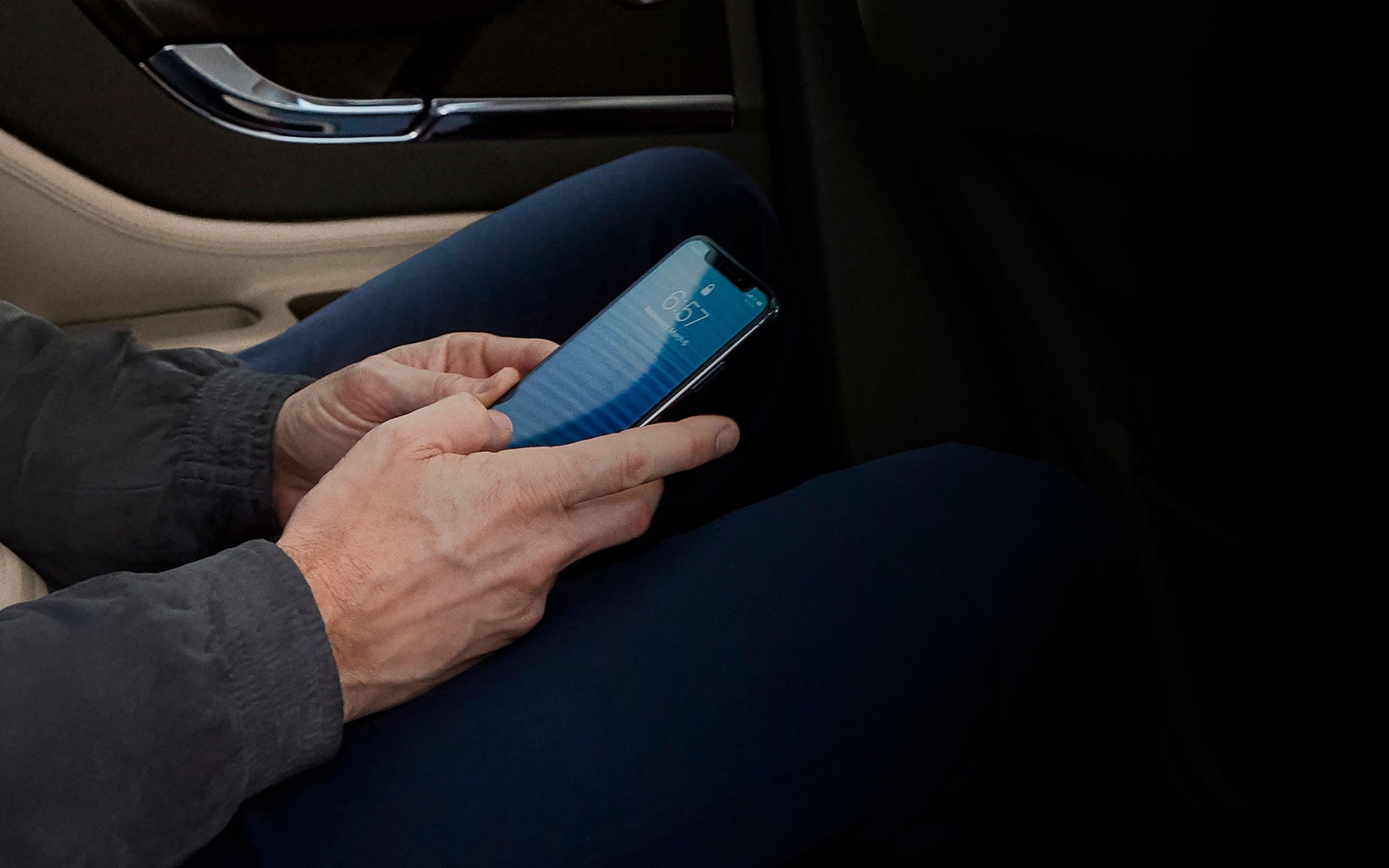 Une personne utilise un téléphone cellulaire alors qu’elle utilise un Lincoln Corsair 2026 comme point d’accès sans fil