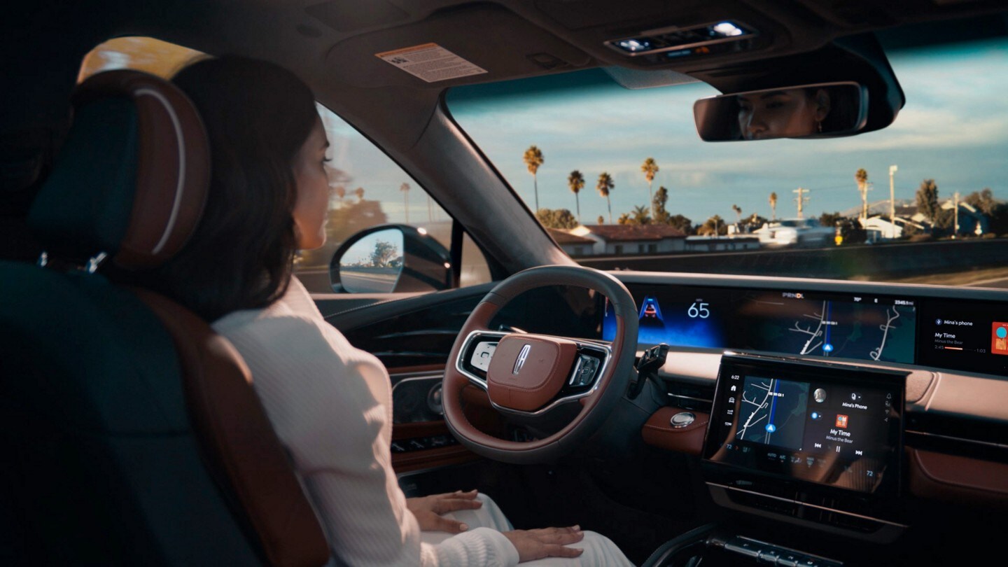 Un conducteur d’un VUS Lincoln Nautilus 2024 est montré utilisant la technologie de conduite sur autoroute mains libres Lincoln BlueCruise