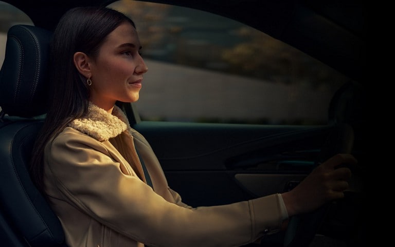 Une femme conduisant un Lincoln Nautilus 2026
