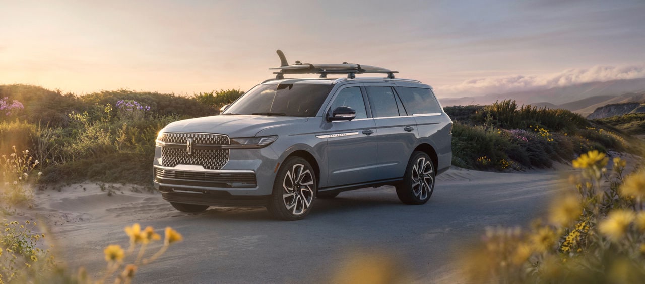 Un VUS Lincoln Navigator stationné sur une route côtière panoramique