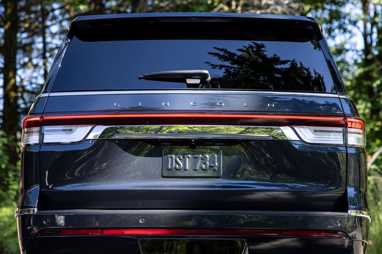 L'arrière d'un Lincoln Navigator.