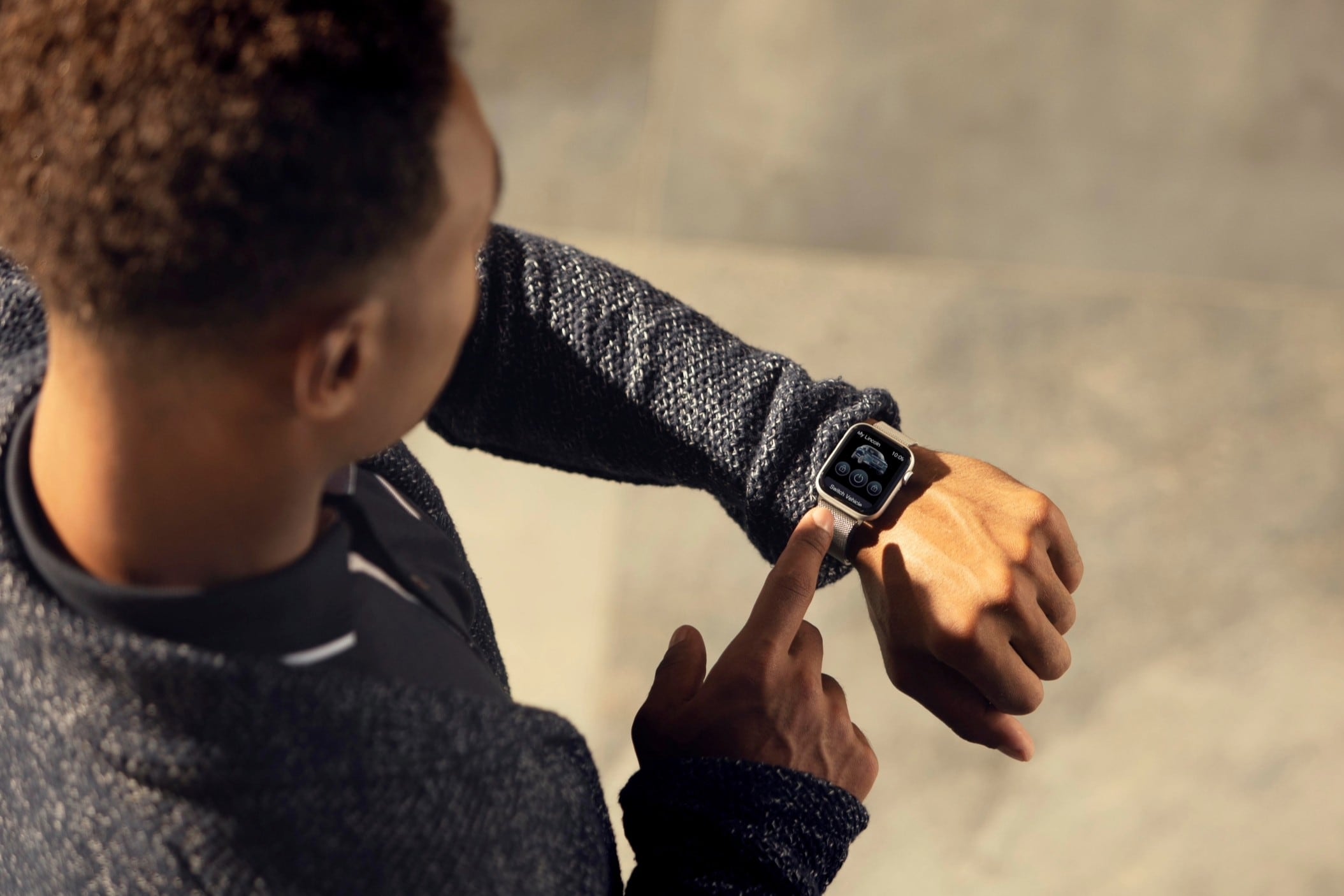 Une personne utilise l’appli Lincoln Way