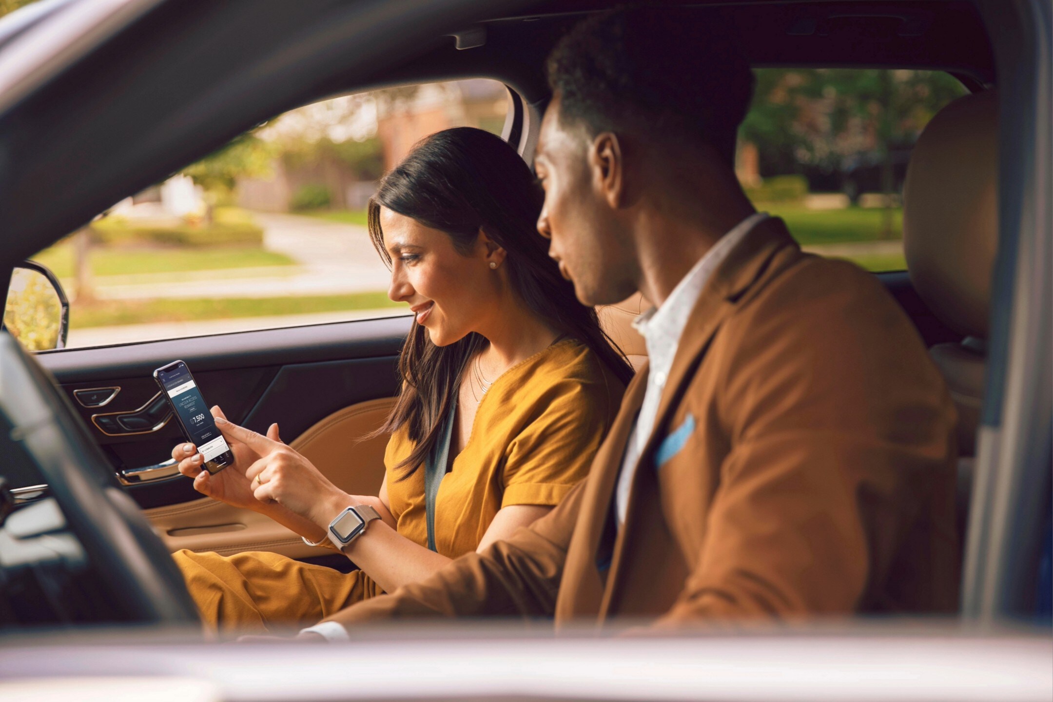 Une femme se dirige vers un véhicule Lincoln Canada