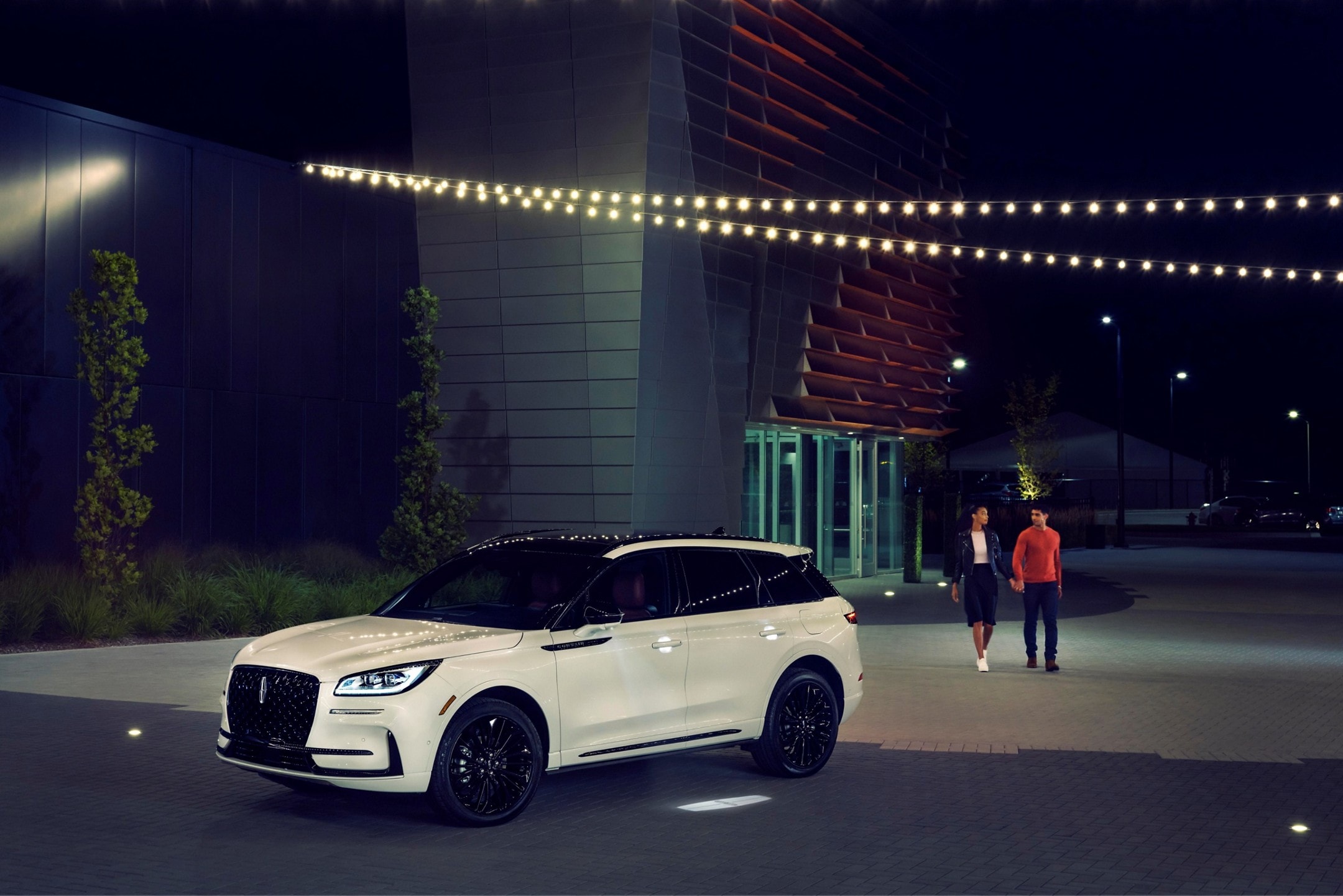 Un véhicule Lincoln stationné à l'extérieur d'un concessionnaire