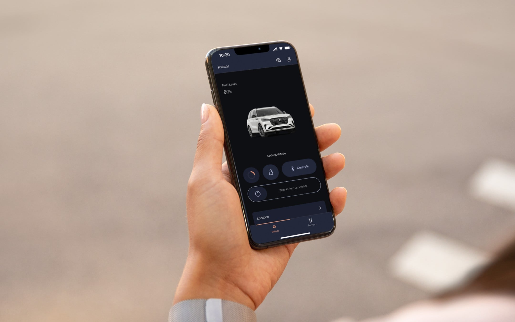 Une personne regarde son appareil mobile qui affiche l’application Lincoln Way®
