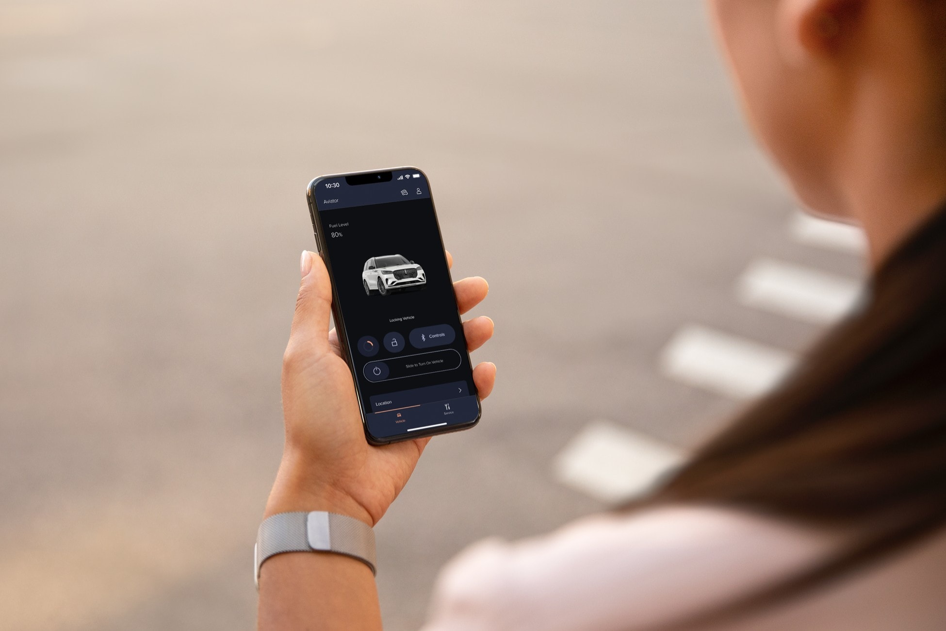 Une personne tient un appareil mobile sur lequel est affichée l’appli Lincoln Way.