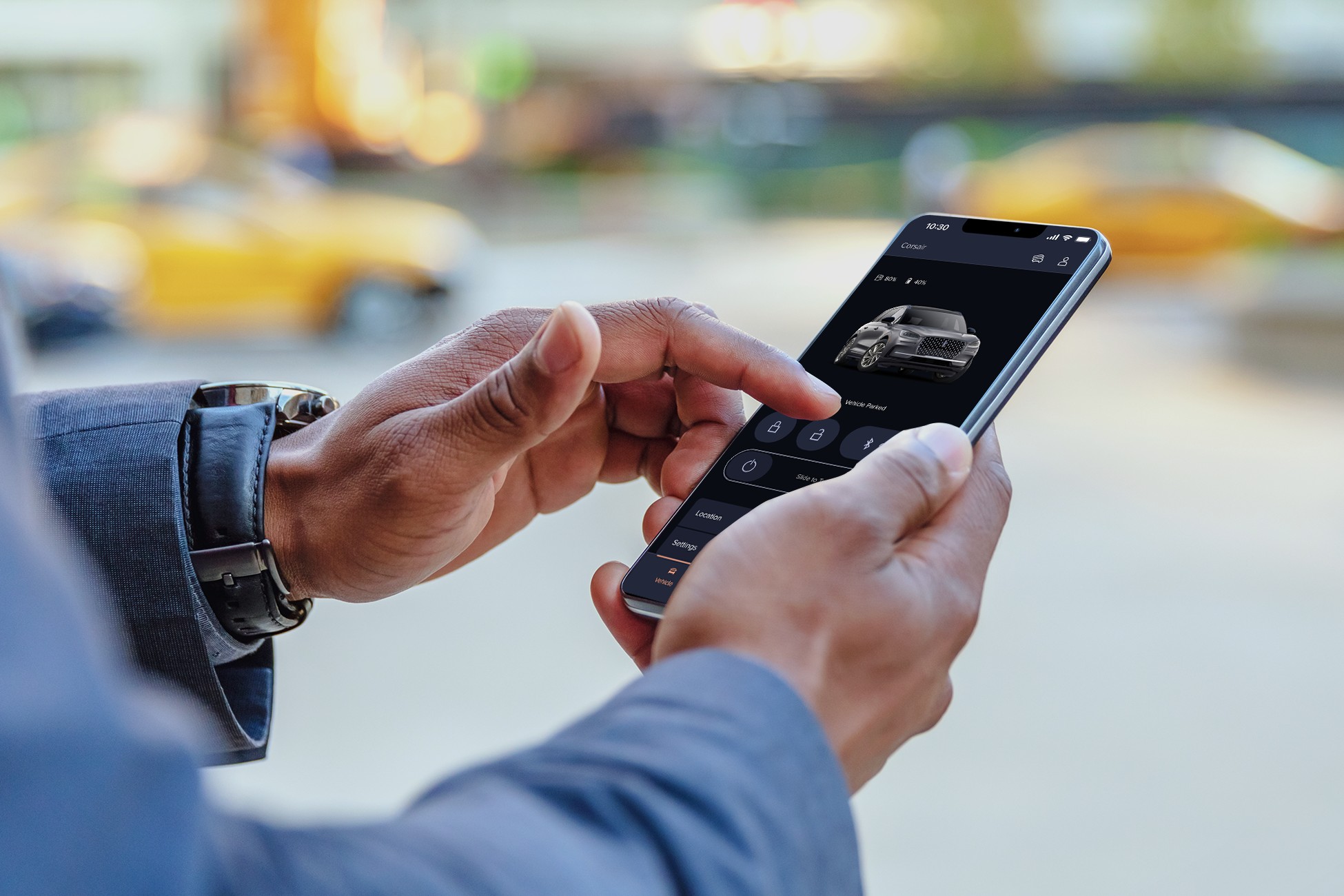 Un homme utilise l'application Lincoln Way