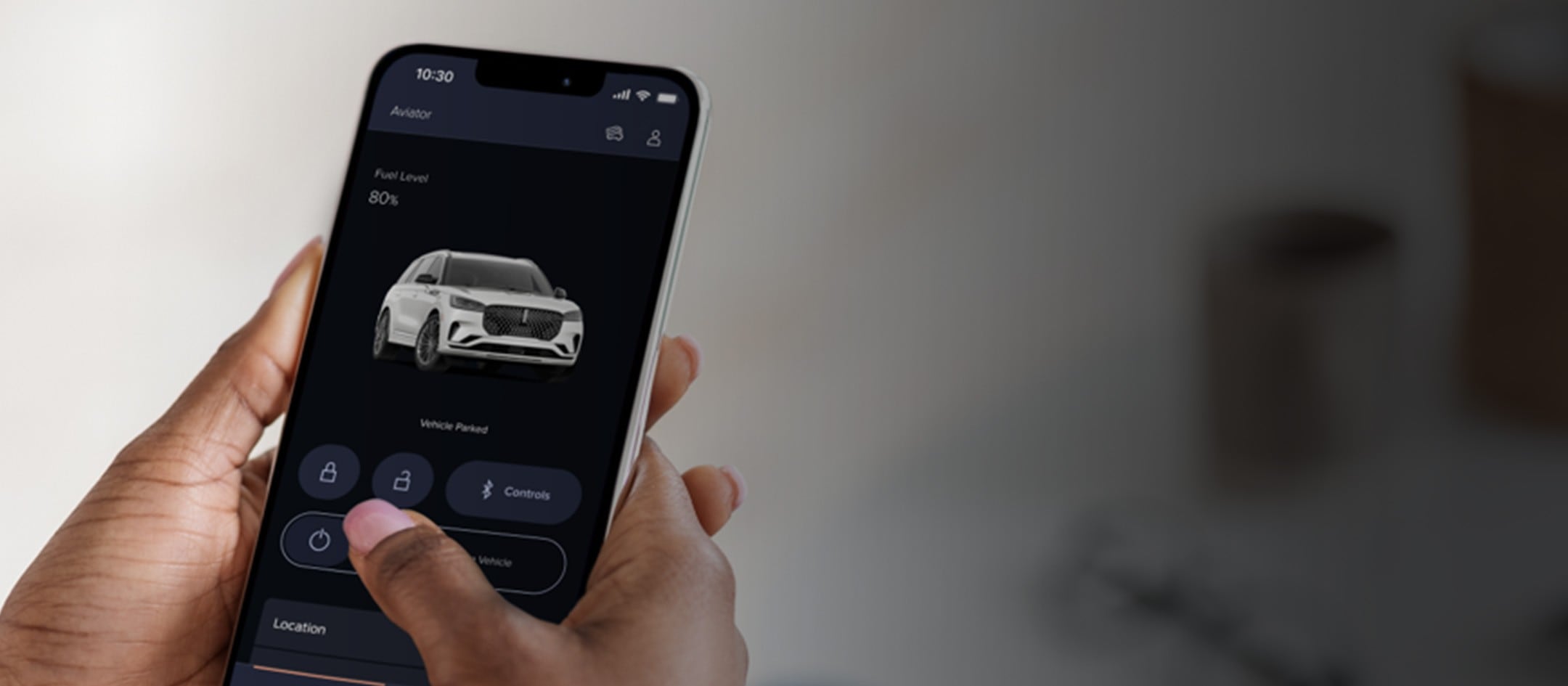 Un homme utilisant l'application Lincoln Way