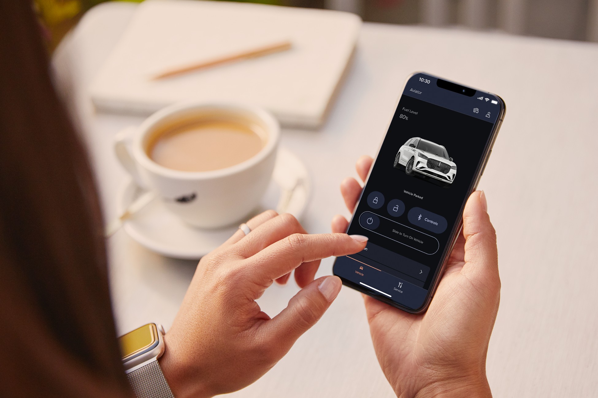 Une femme regarde l'application Lincoln Way