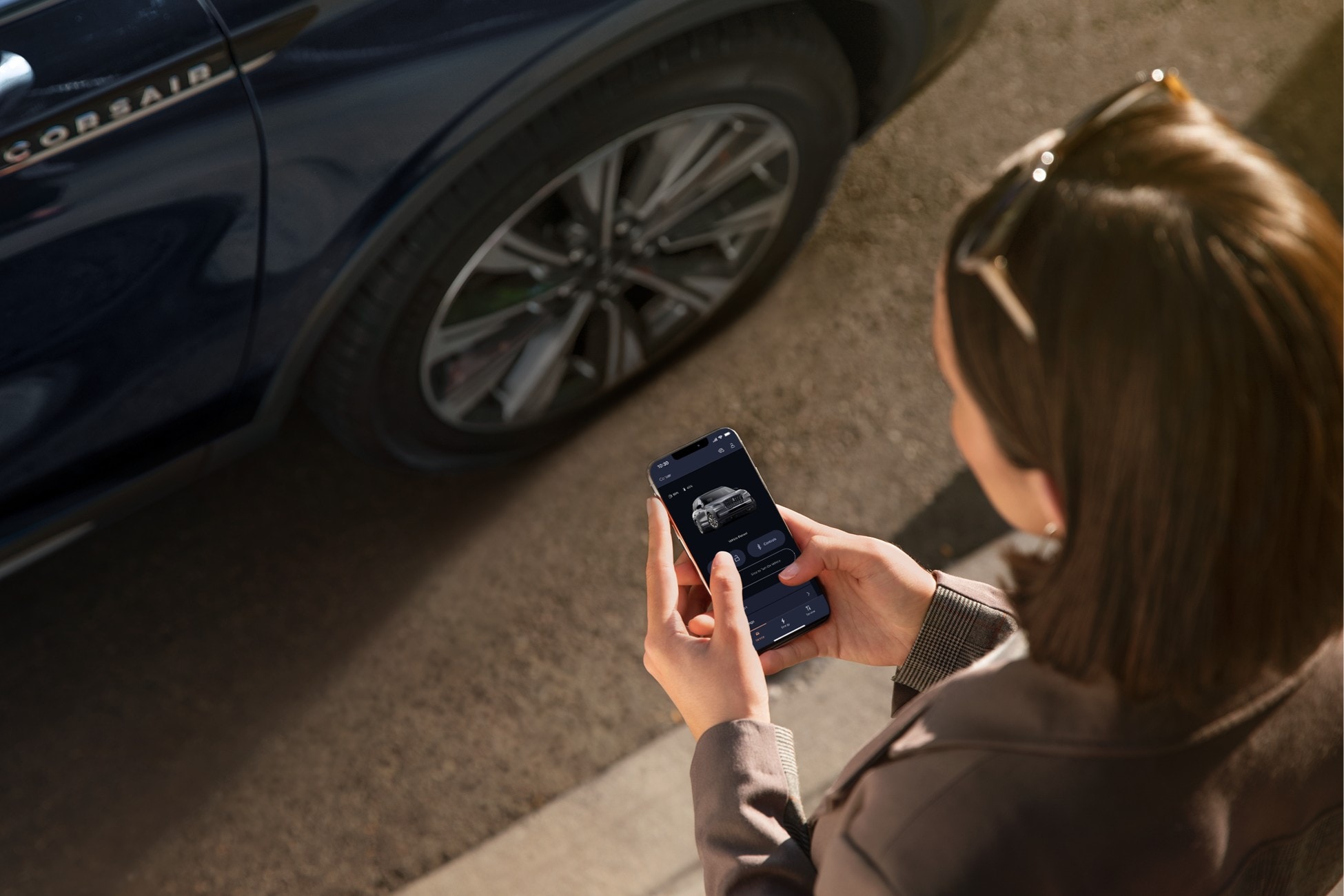 Une personne utilise un téléphone cellulaire pour interagir avec l’application Lincoln