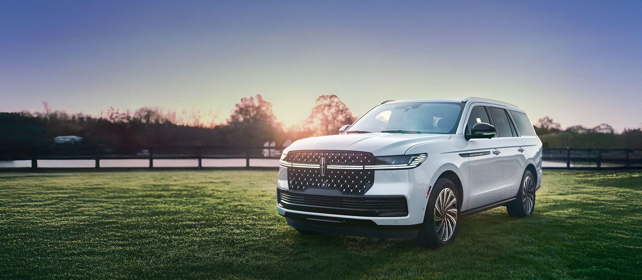 Lincoln Navigator garé dans un endroit pittoresque