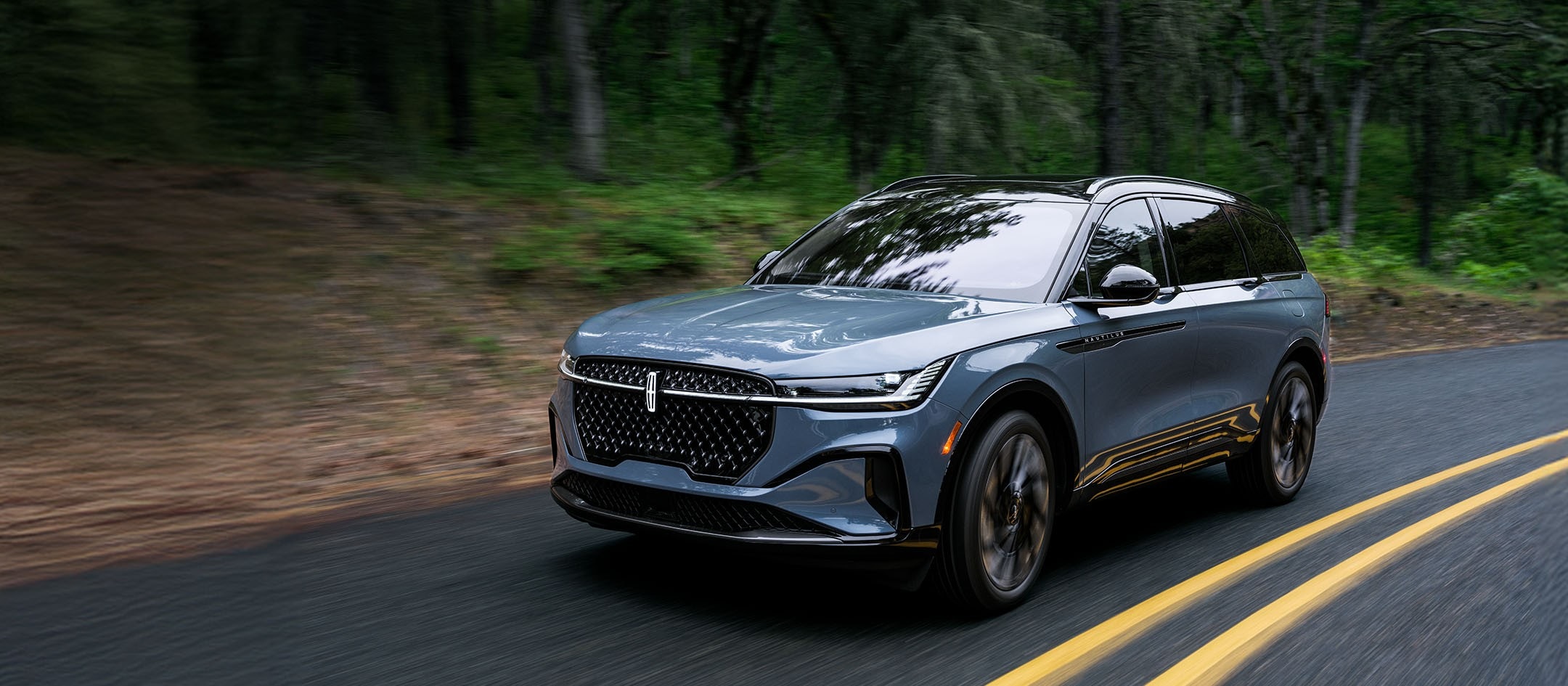 Le Nautilus 2026 conduit sur une route.