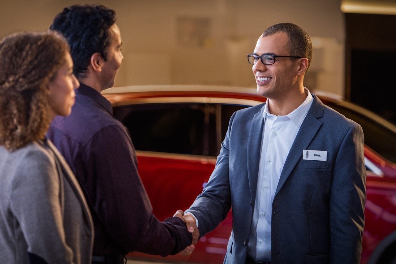 Agent Concierge Lincoln avec des clients.