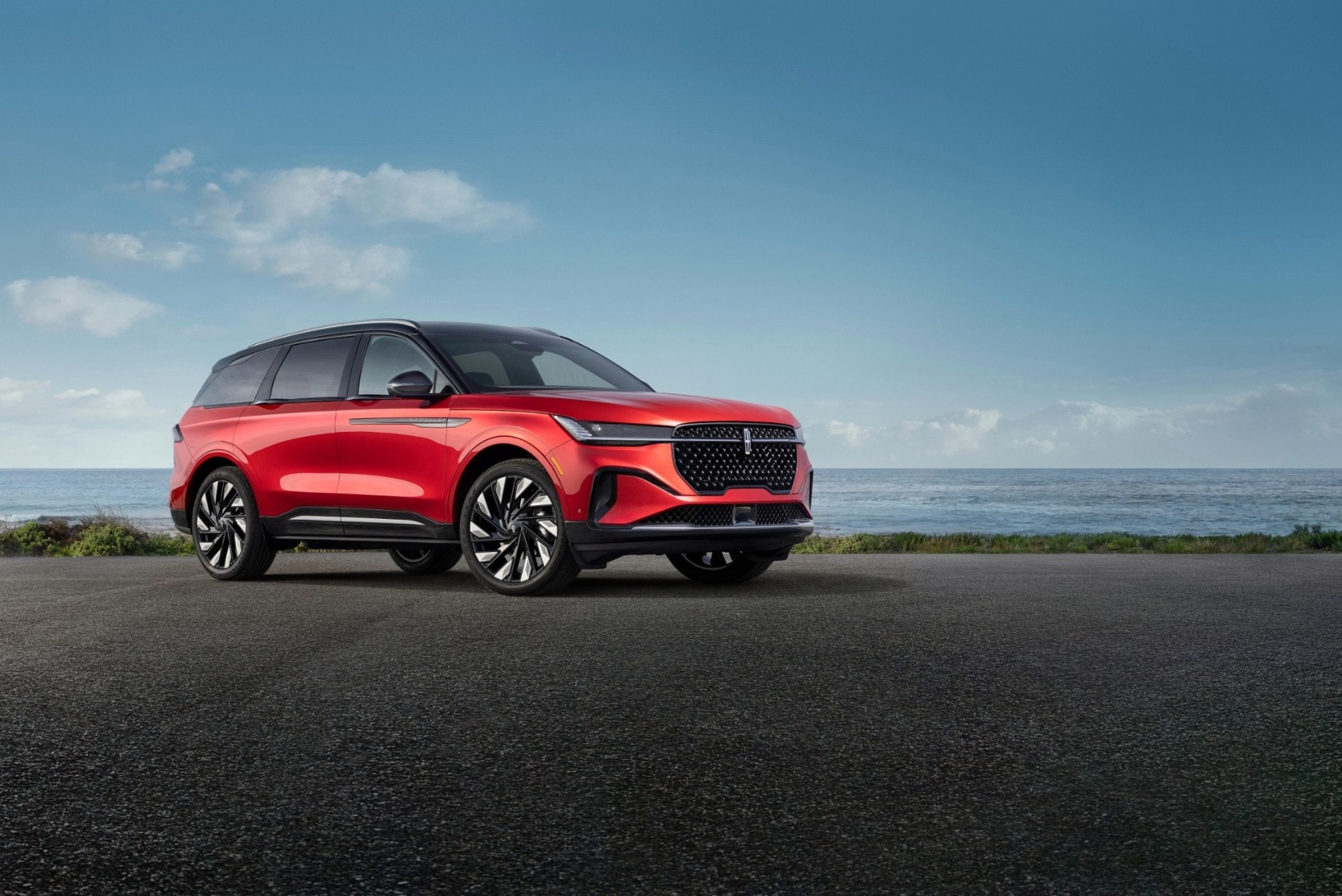 Deux versions du Lincoln Nautilus 2024 stationnées près de l’océan.