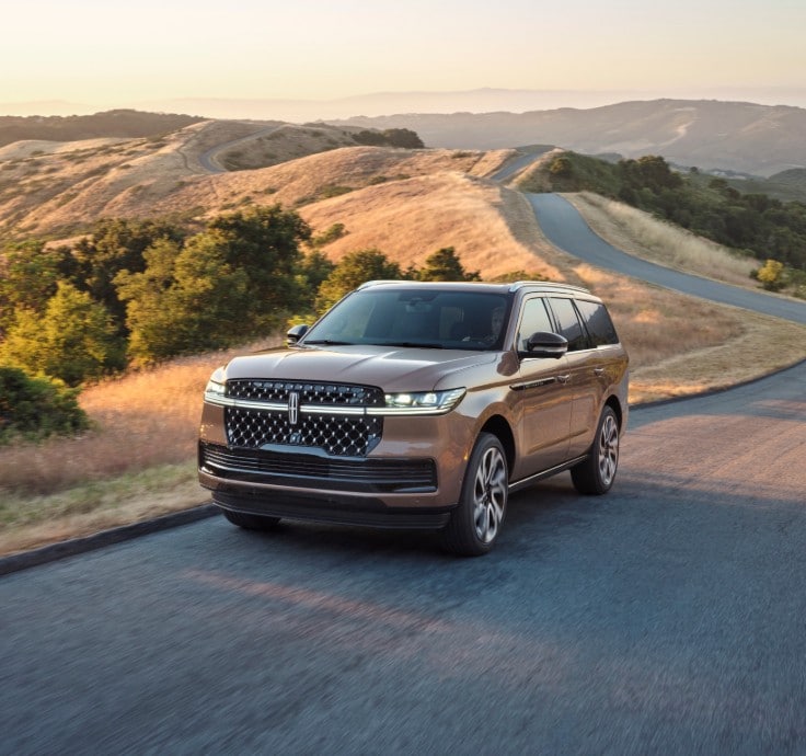 Le Lincoln Navigator Black Label roulant sur une route.