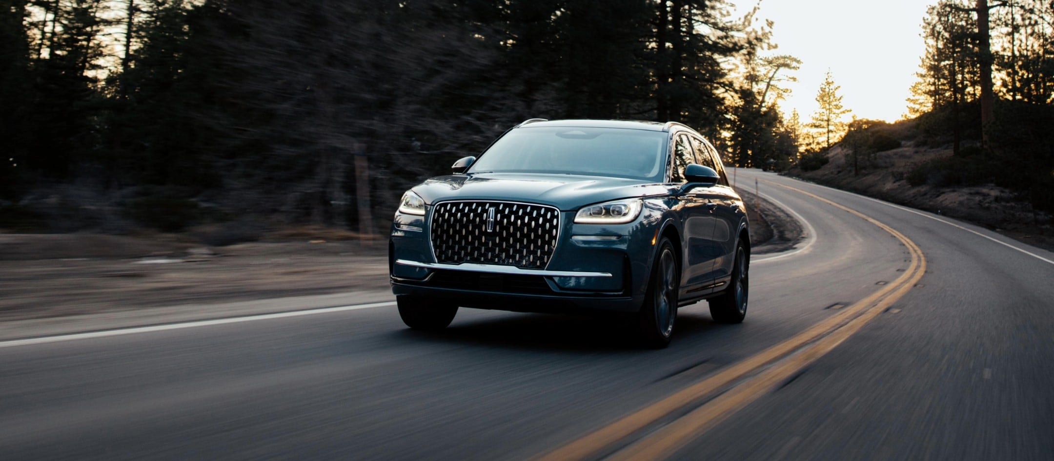 Un Lincoln Nautilus est conduit sur une route de campagne