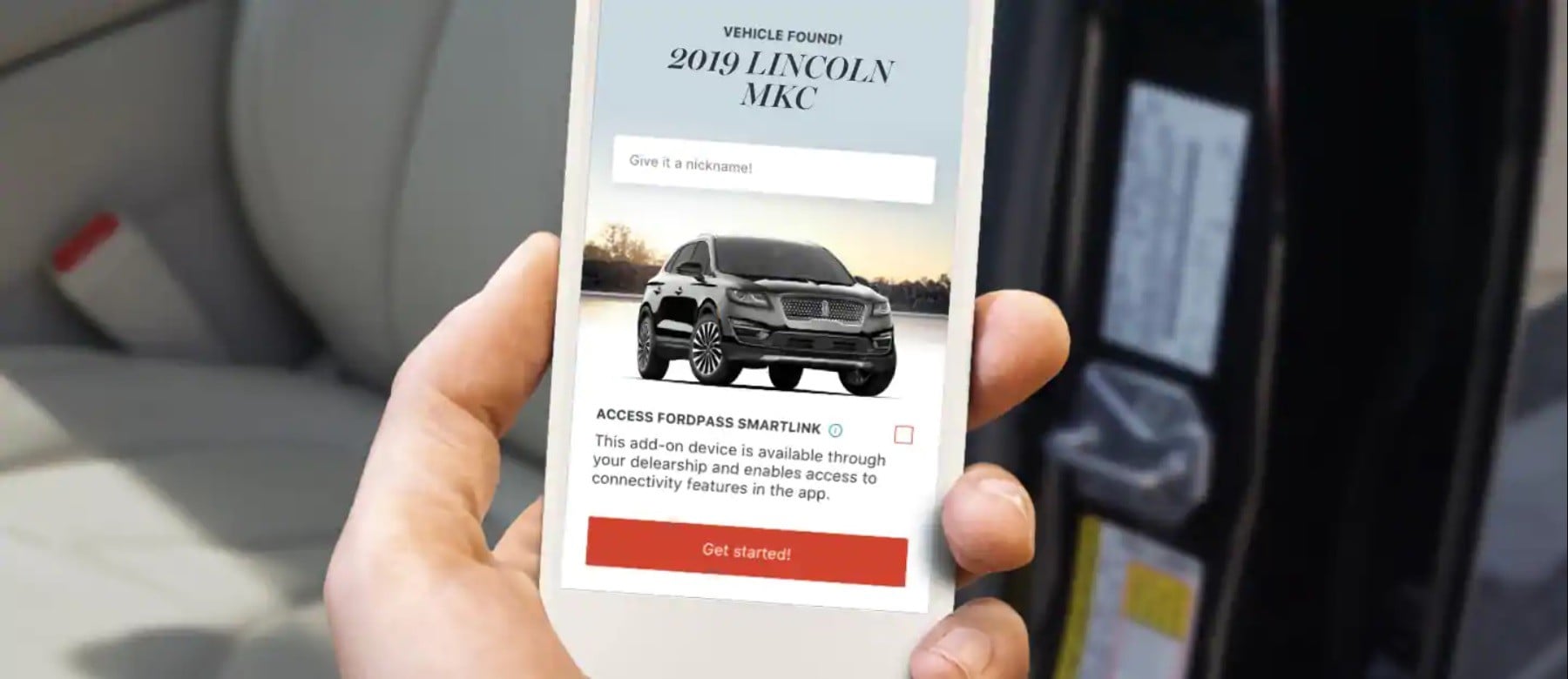 Un propriétaire de Lincoln scanne son NIV sur l'application Lincoln Way