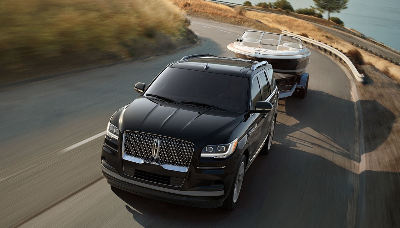 Un Lincoln Navigator remorque un bateau