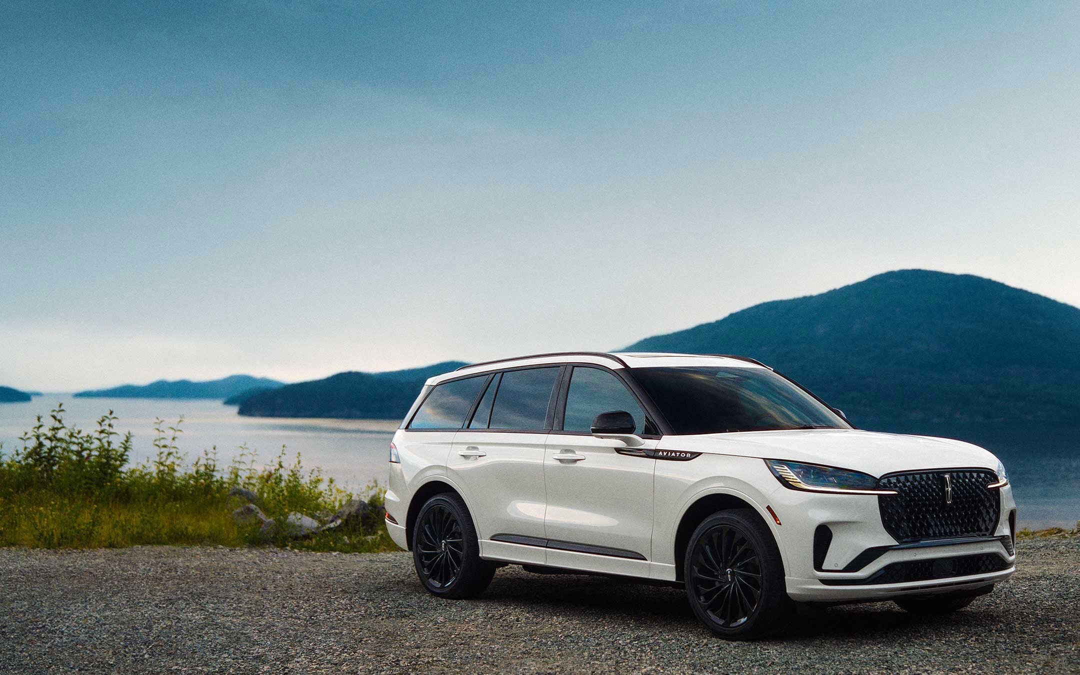 A 2025 Lincoln Aviator® SUV is shown in Pristine White