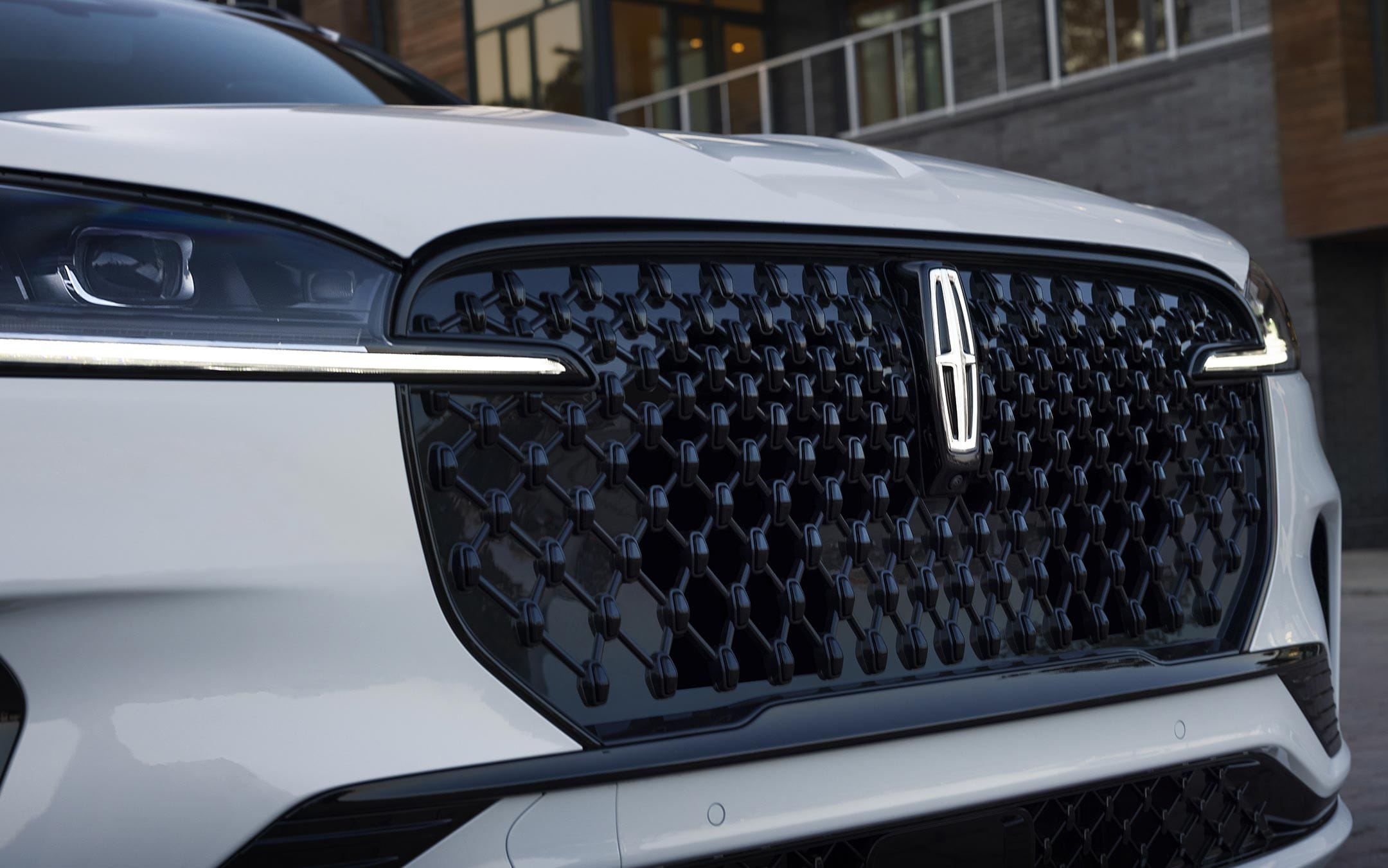 La calandre avant d’un VUS Lincoln Aviator® 2025 est illustrée