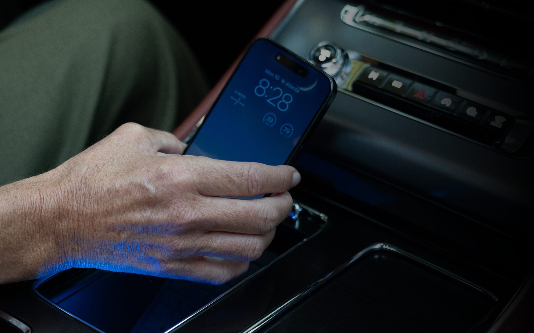 Un appareil mobile est placé sur un tapis de recharge sans fil