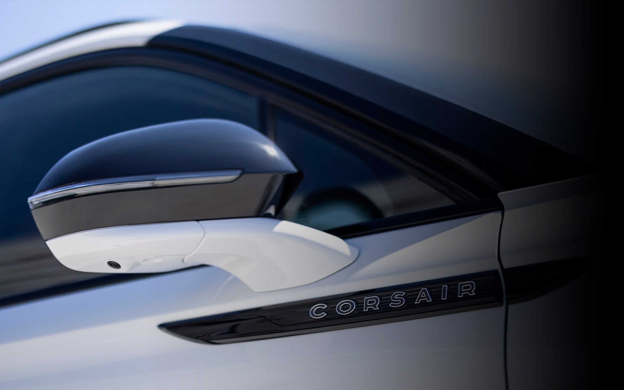  Le rétroviseur latéral repliable automatiquement d’un Lincoln Corsair 2026 est montré en position allongée