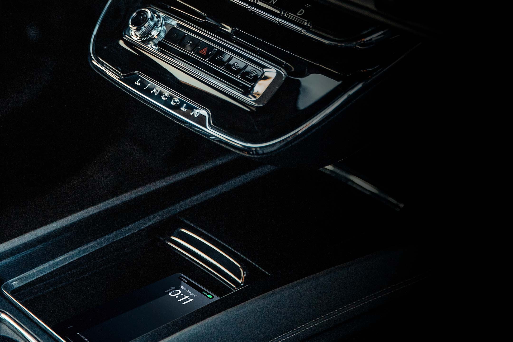 Un téléphone sur le chargeur sans fil en option à l'intérieur d'un VUS Lincoln Corsair 2025