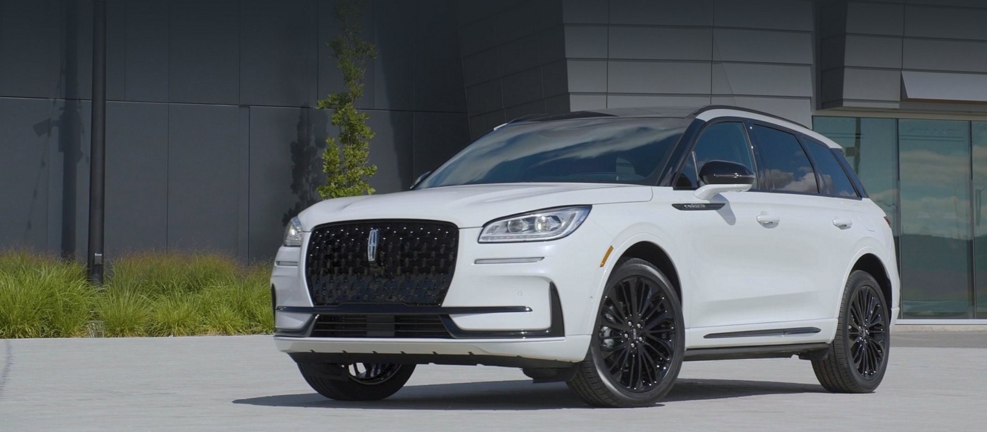 Le Lincoln Corsair 2025 stationné devant un immeuble