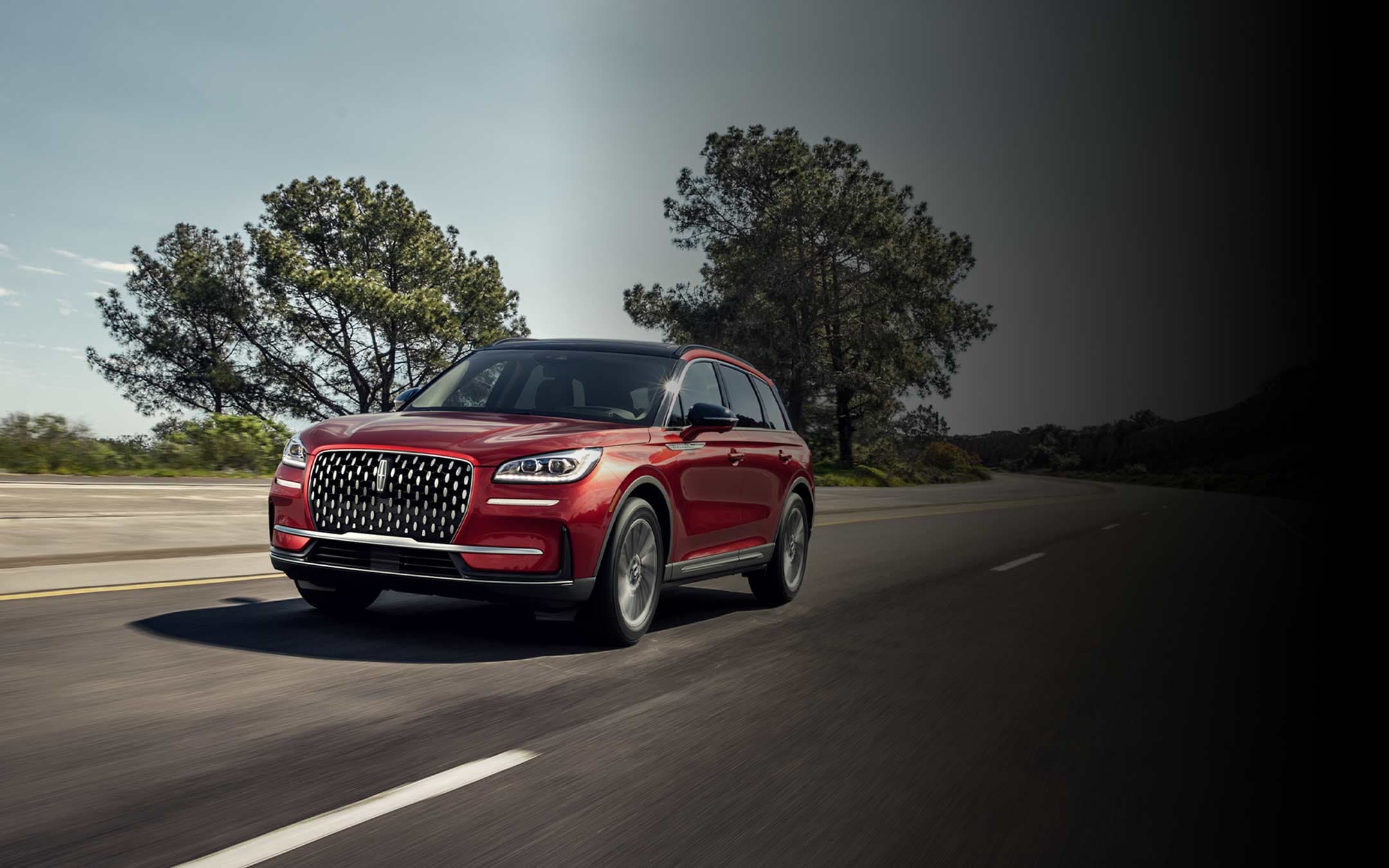 Illustration d’un VUS Lincoln Corsair 2026 circulant sur une route de campagne