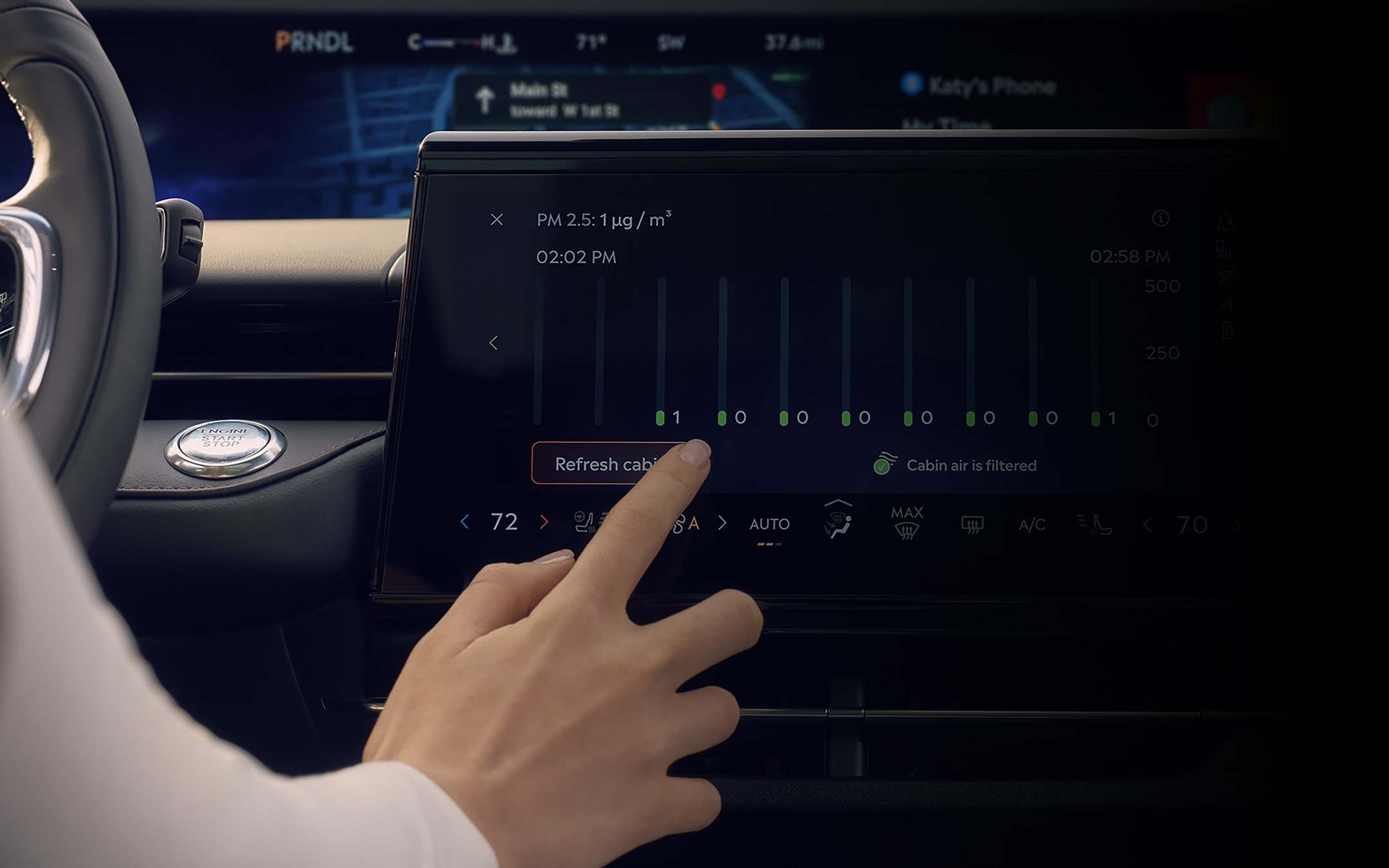 Une personne interagit avec l’écran tactile central pour ajuster le rafraîchissement automatique de l’air en option