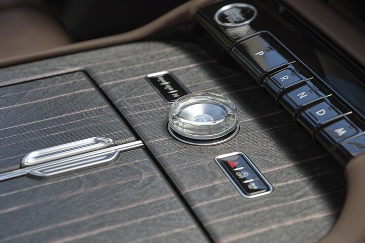 Appliqués de bois véritable de la console centrale du Lincoln Black Label Navigator 2025.