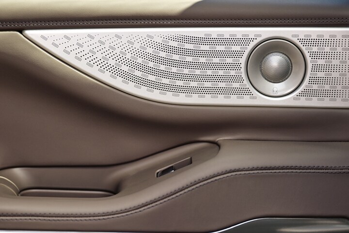 Lignes de conception de l’insert de porte avant d’un Lincoln Black Label Navigator 2025.