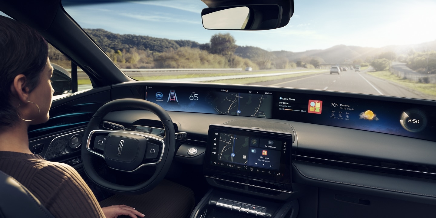 Une femme conduit un Lincoln Nautilus sur l’autoroute en mode mains libres grâce à Lincoln BlueCruise.