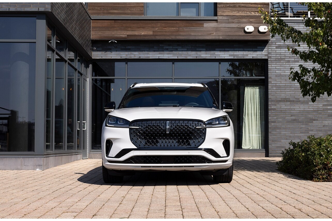 Un Lincoln Aviator 2025 stationné devant une maison moderne.