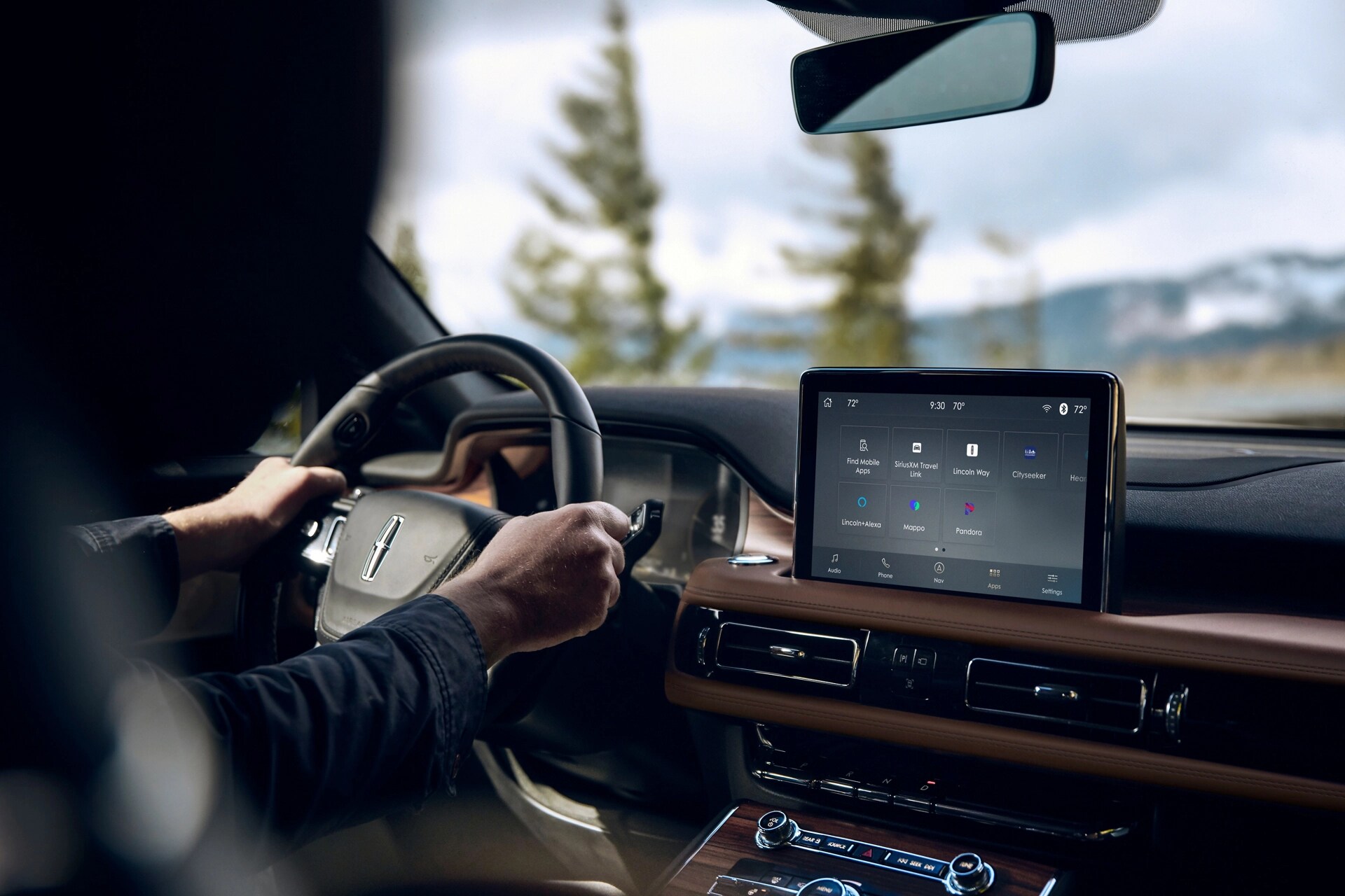 Le système de caméra 360 degrés montre ce qui se trouve derrière un Lincoln Aviator 2026 sur l’écran tactile central
