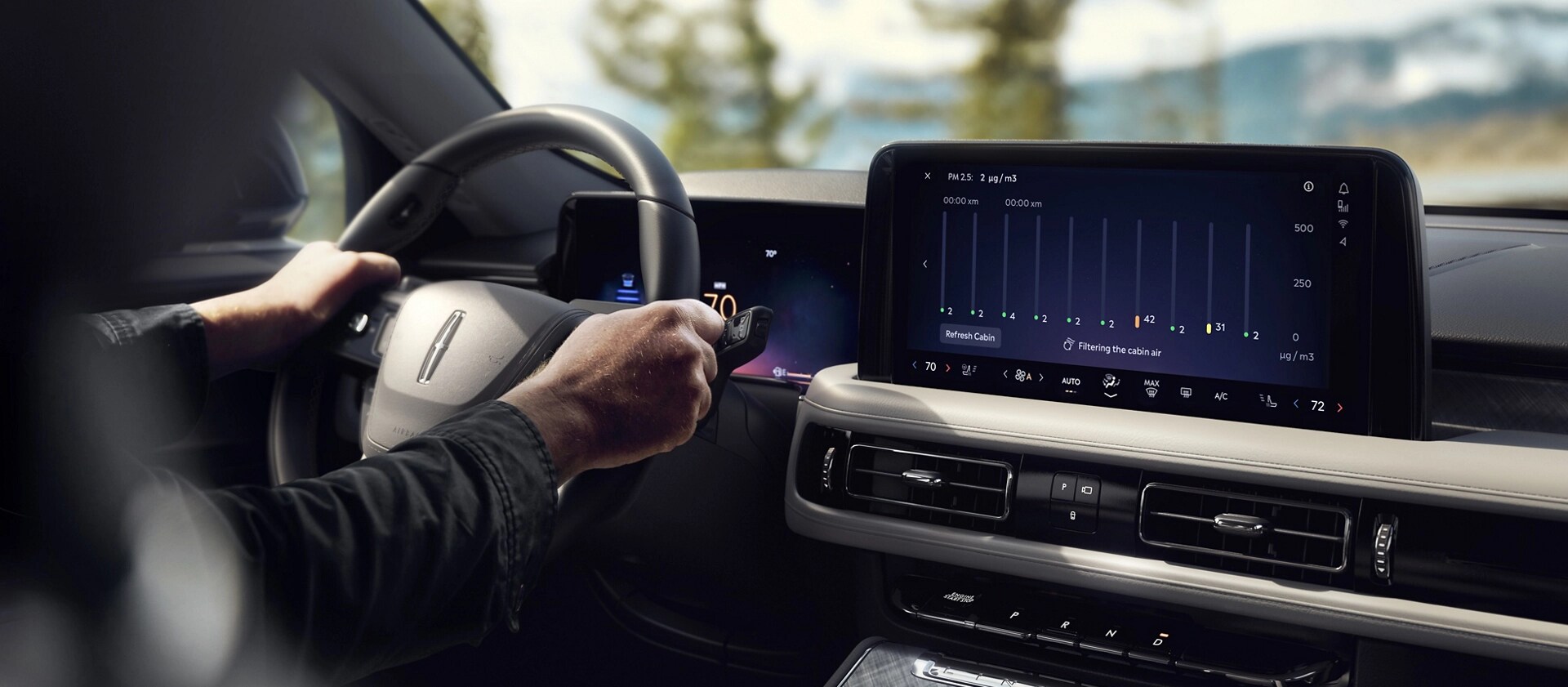 L’écran de rafraîchissement automatique de l’air en option est illustré sur l’écran tactile central d’un Lincoln Aviator 2026