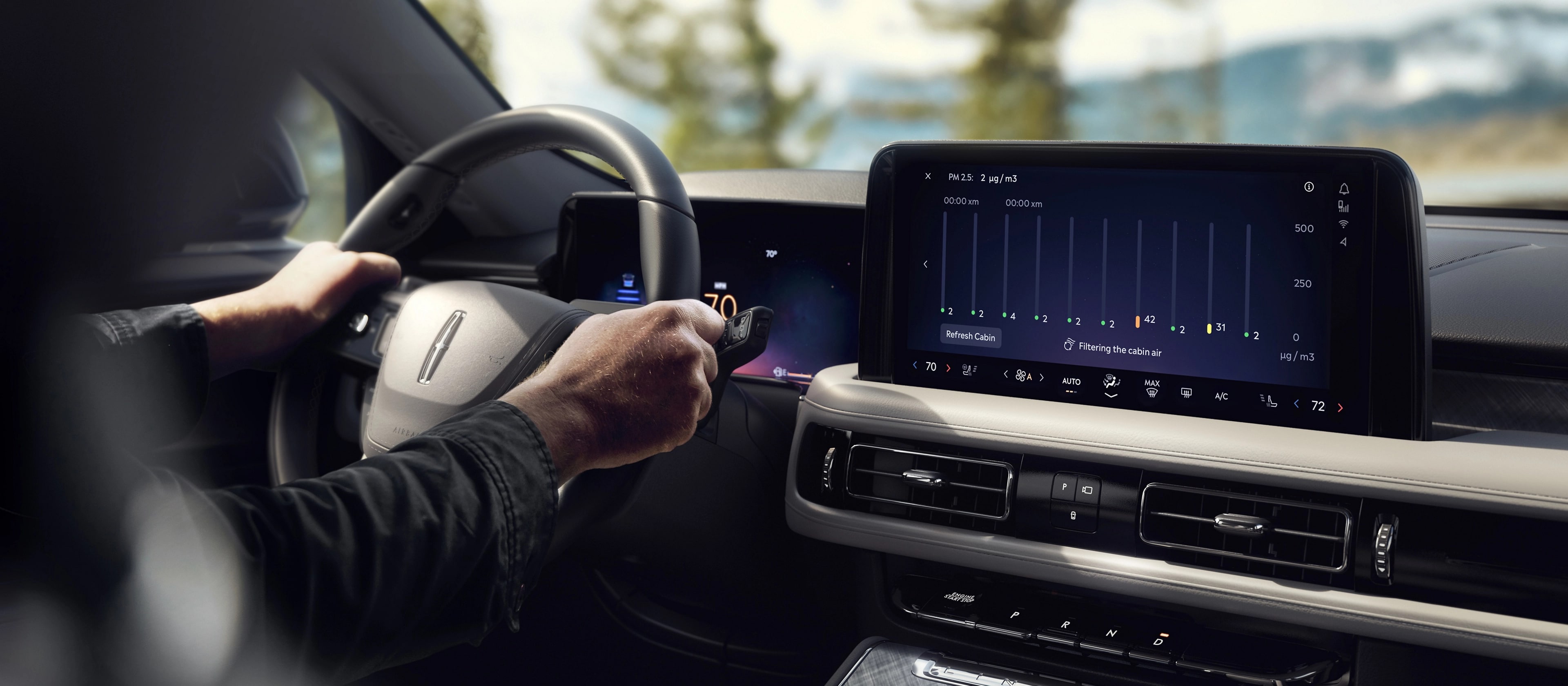 L’écran de rafraîchissement automatique de l’air en option est illustré sur l’écran tactile central d’un Lincoln Aviator 2026