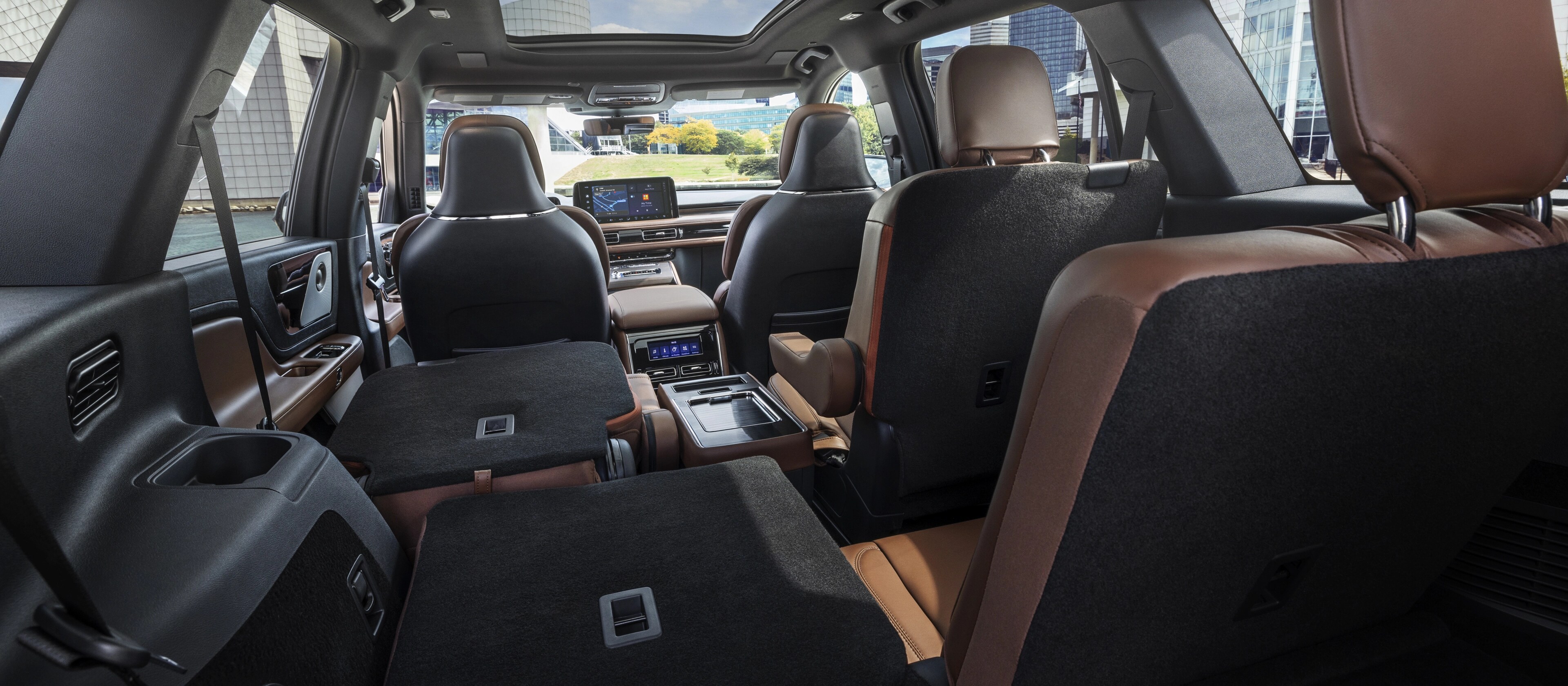 L'intérieur d'un Lincoln Aviator 2026 vu depuis la troisième rangée, en regardant vers l'avant