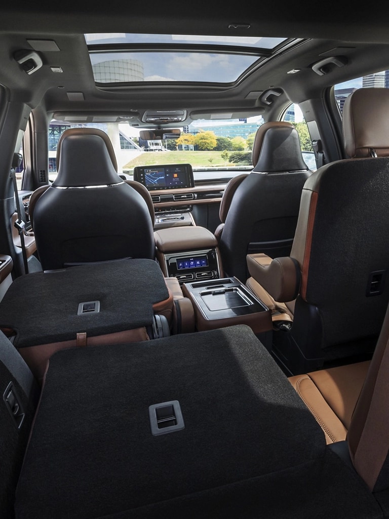 L'intérieur d'un Lincoln Aviator 2026 vu depuis la troisième rangée, en regardant vers l'avant