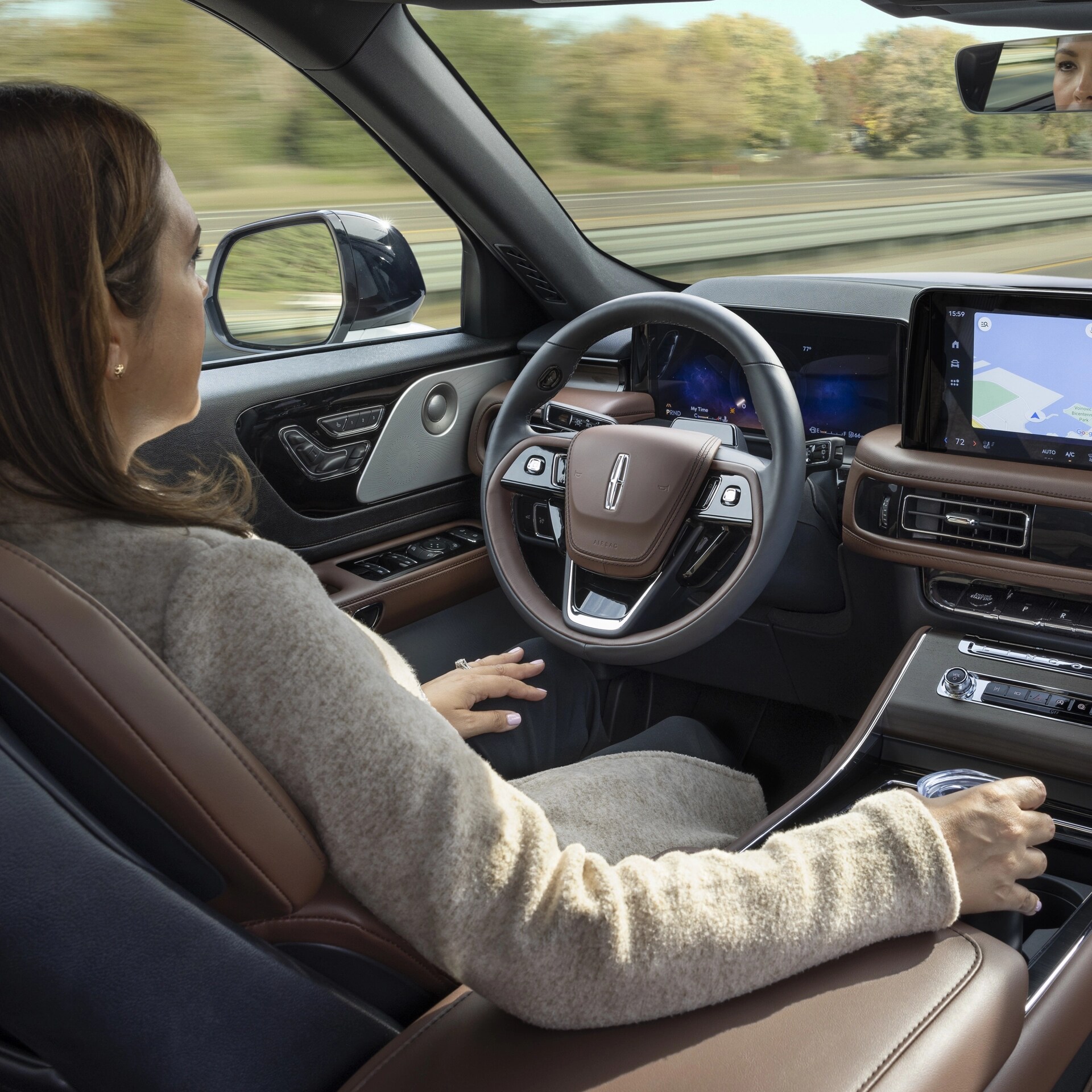 Un VUS Lincoln Aviator® 2026 roule en mode mains libres sur une autoroute