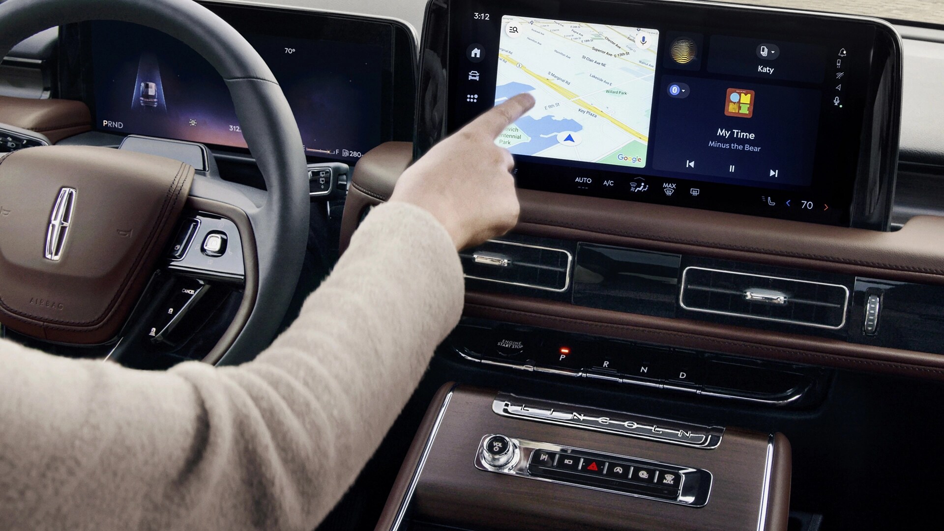 Le conducteur d'un VUS Lincoln Aviator® 2026 touche l'écran tactile central