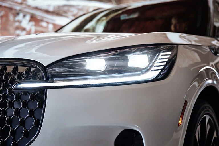 Le phare avant gauche d’un VUS Lincoln Aviator® 2026 est illustré