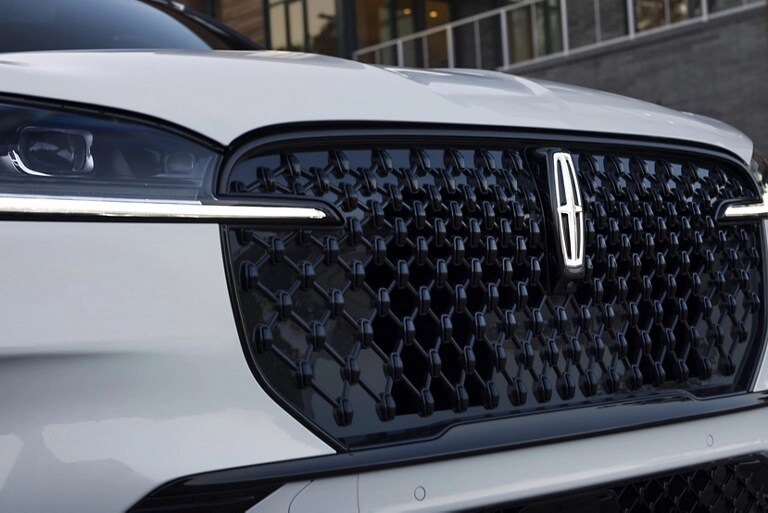 La calandre avant d’un VUS Lincoln Aviator® 2026 est illustrée