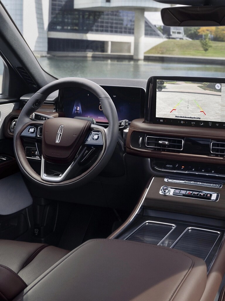 Une vue arrière de ce qui se trouve derrière un Lincoln Aviator 2026 est montrée sur l’écran tactile central