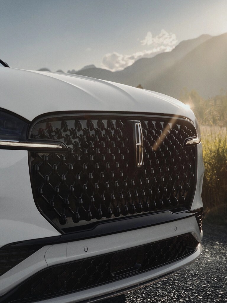 Les phares à feux de route automatiques d’un Lincoln Aviator 2026 sont allumées